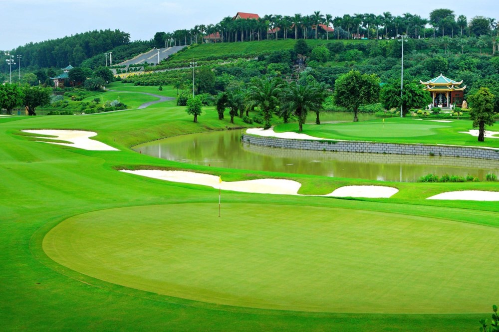 Sân Golf Rạch Chiếc có vị trí tại phường An Phú, Q.2 cách Vinhomes Grand Park gần 30 phút đi xe