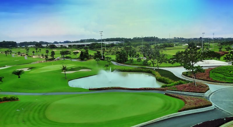 Sân Golf Phú Mỹ Hưng tọa lạc trên trục đường Nguyễn Văn Linh, Quận 7, bên bờ sông Thầy Tiêu